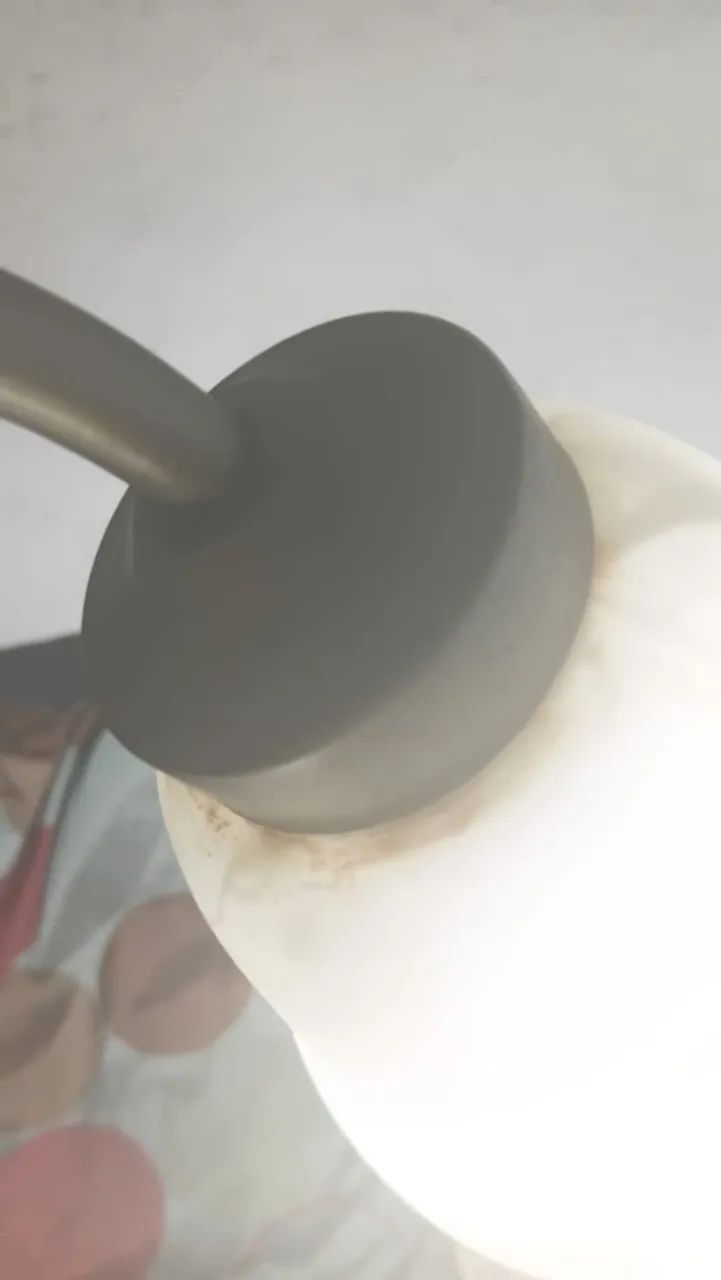 Abajur de mesa com cúpula em vidro estilo Murano e base de ferro - Foto 4