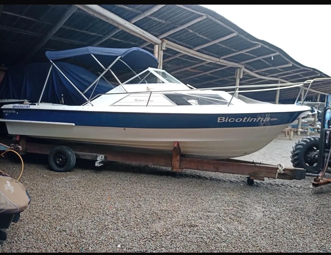 Lancha 6 lugares motor MWM Sprint. Carbrasmar dourado 22