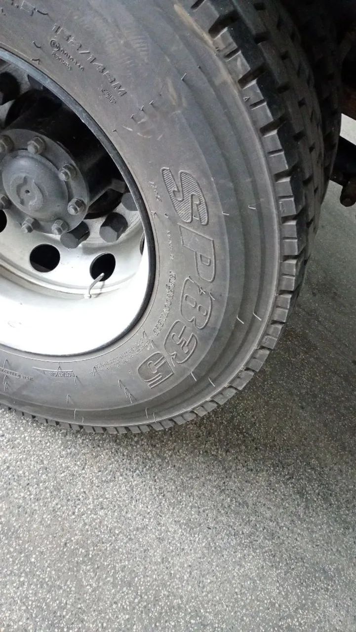 Vendo dois pneus 295 e uma jante 295