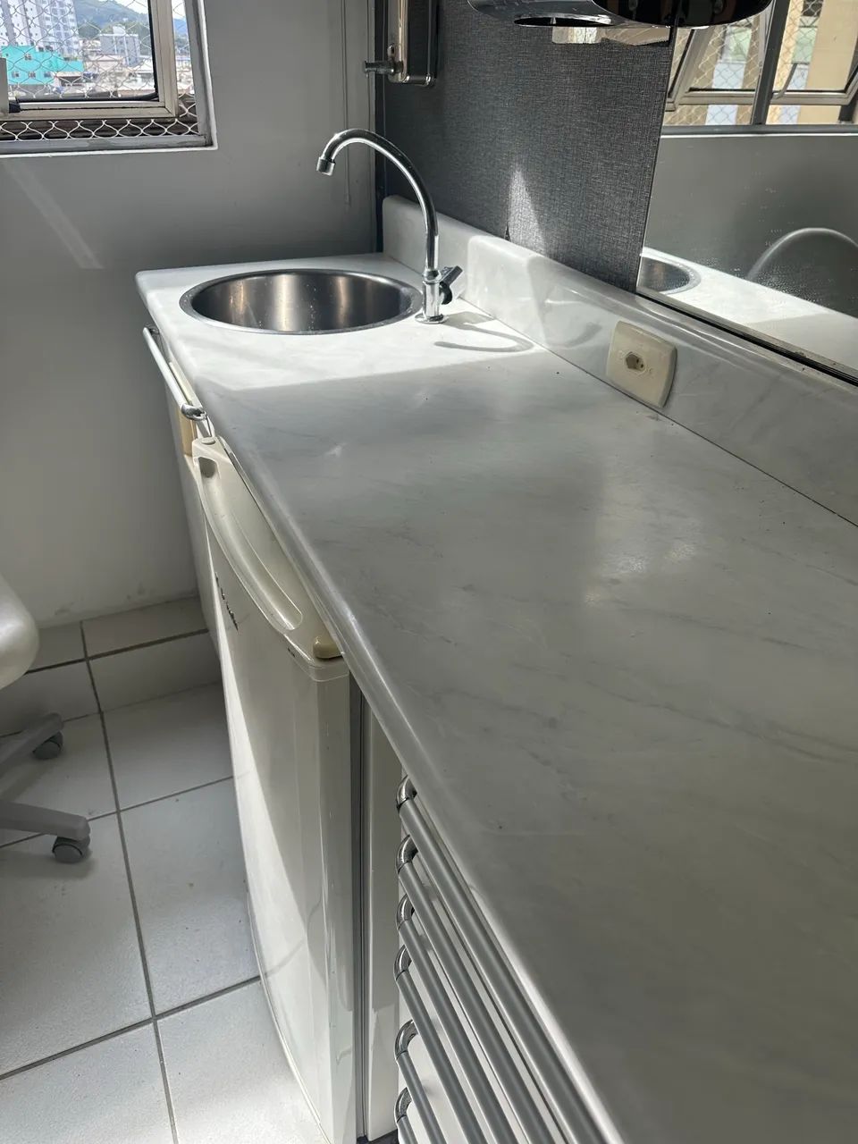 Vendo bancada de consultório com pia  - Foto 4