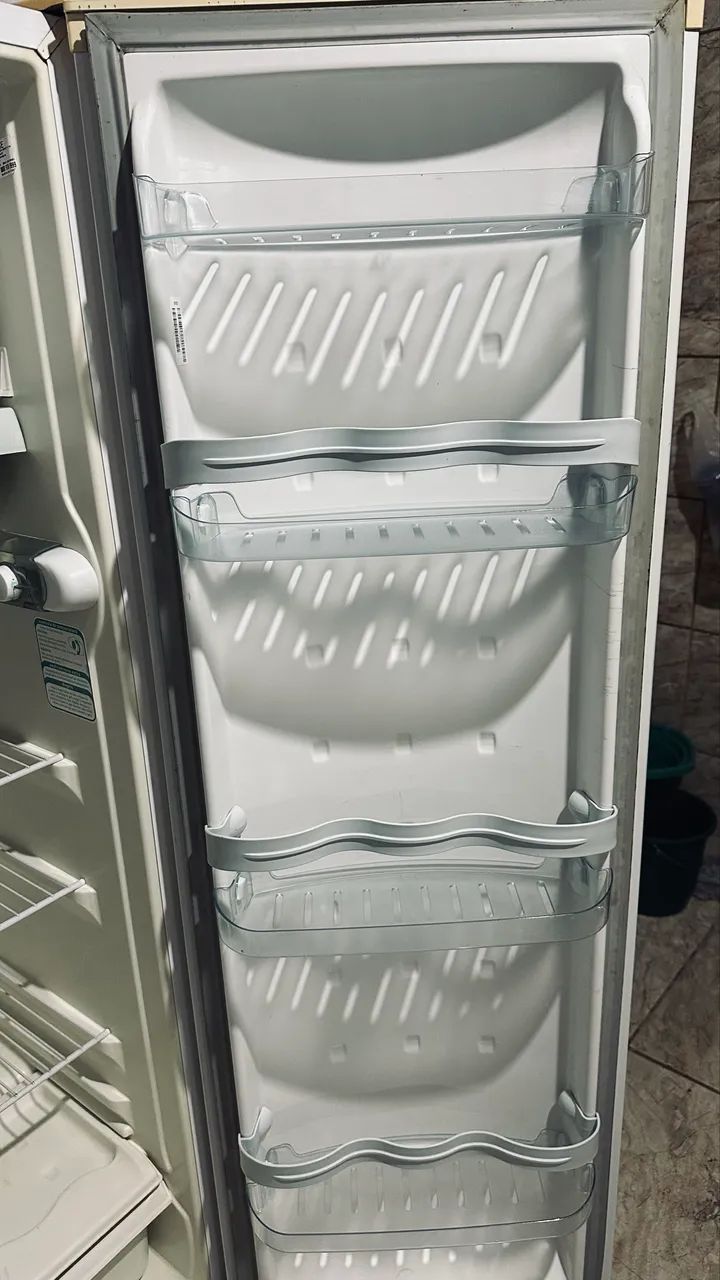 Vende-se uma geladeira cônsul 127w.  - Foto 2