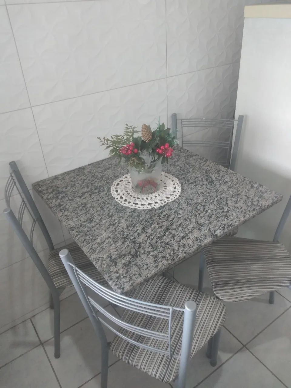 Vendo mesa com 4 cadeiras, ótimo estado de conservação. 
