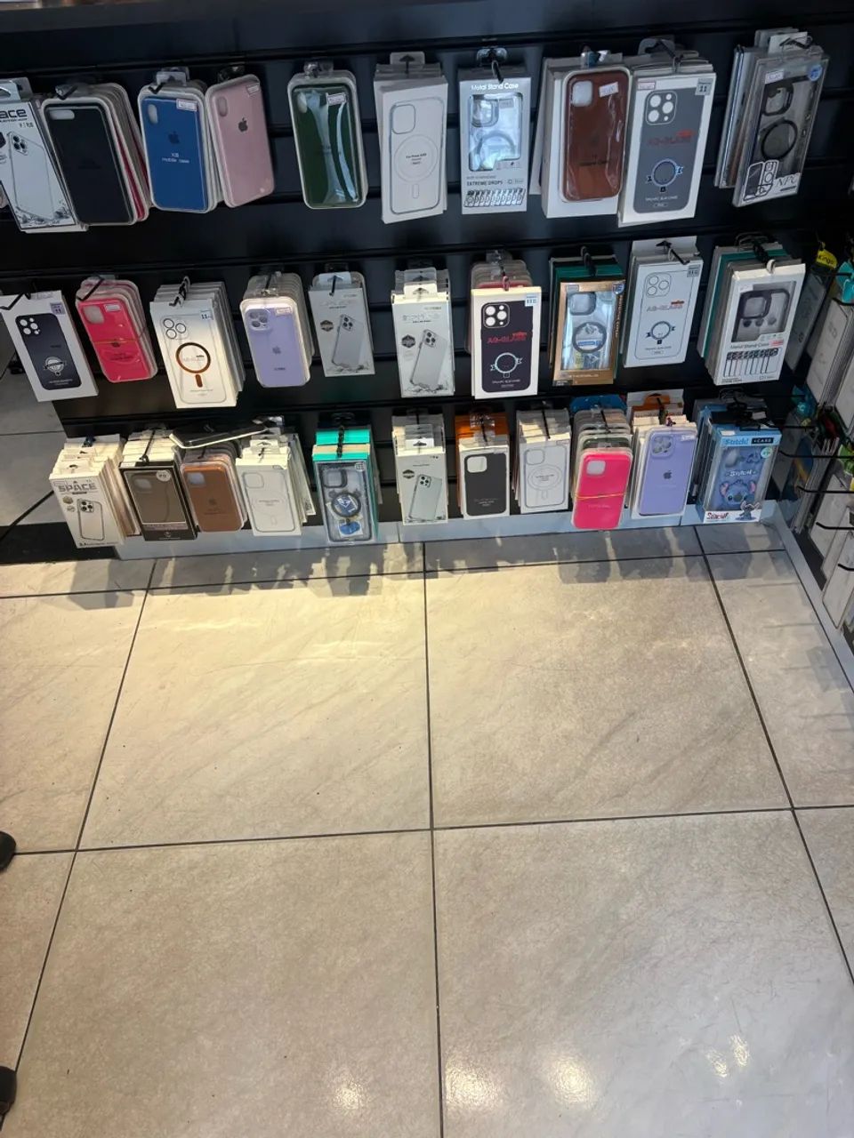 Lote com mais de 500 capas motorola e iPhone 