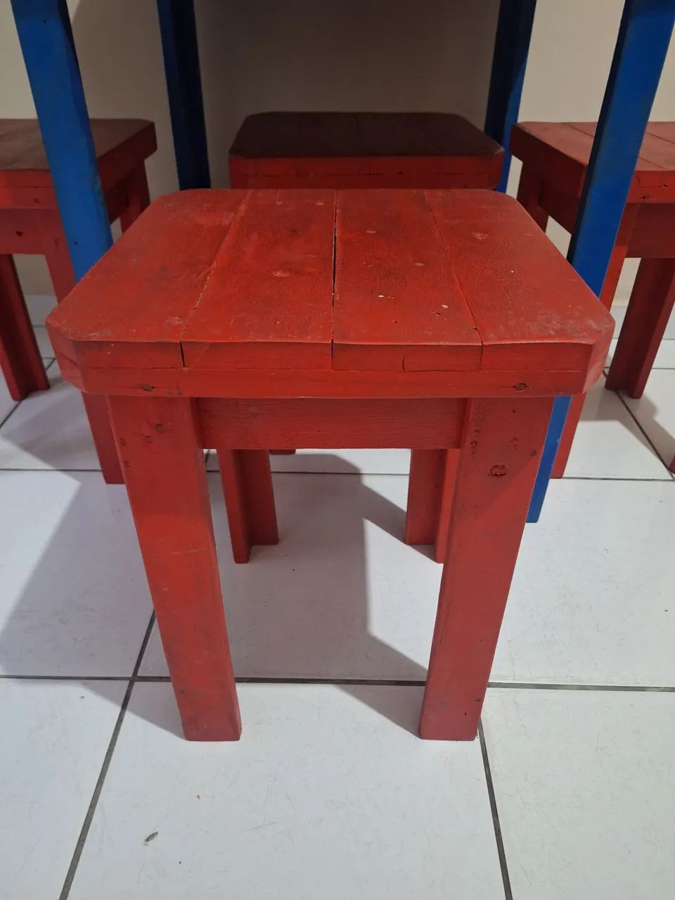 Mesa de madeira com 4 bancos