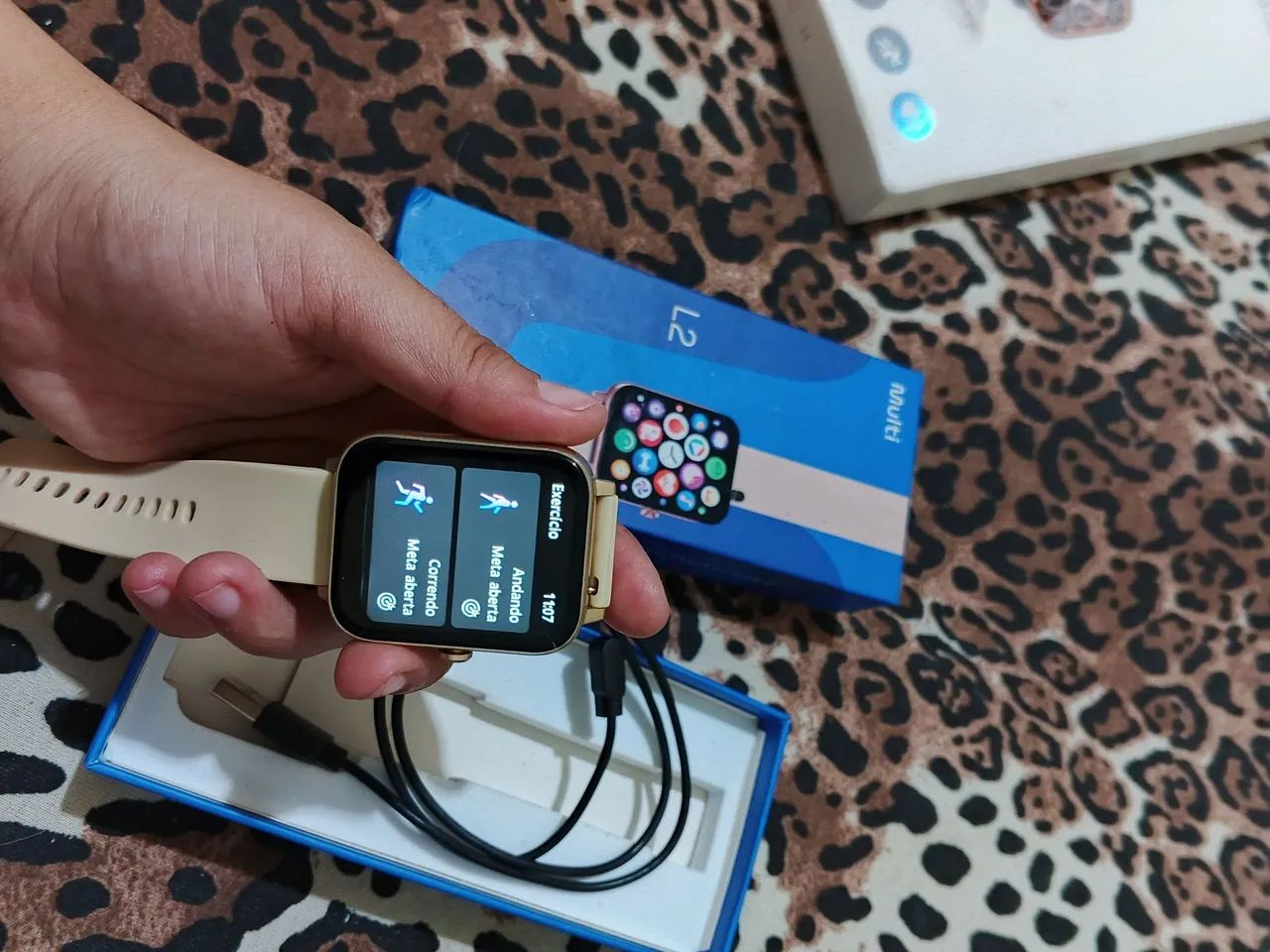 smartwatch Multi L2 Rosé (WR203) com caixa retangular e pulseira em tom bege/rosé - Foto 3