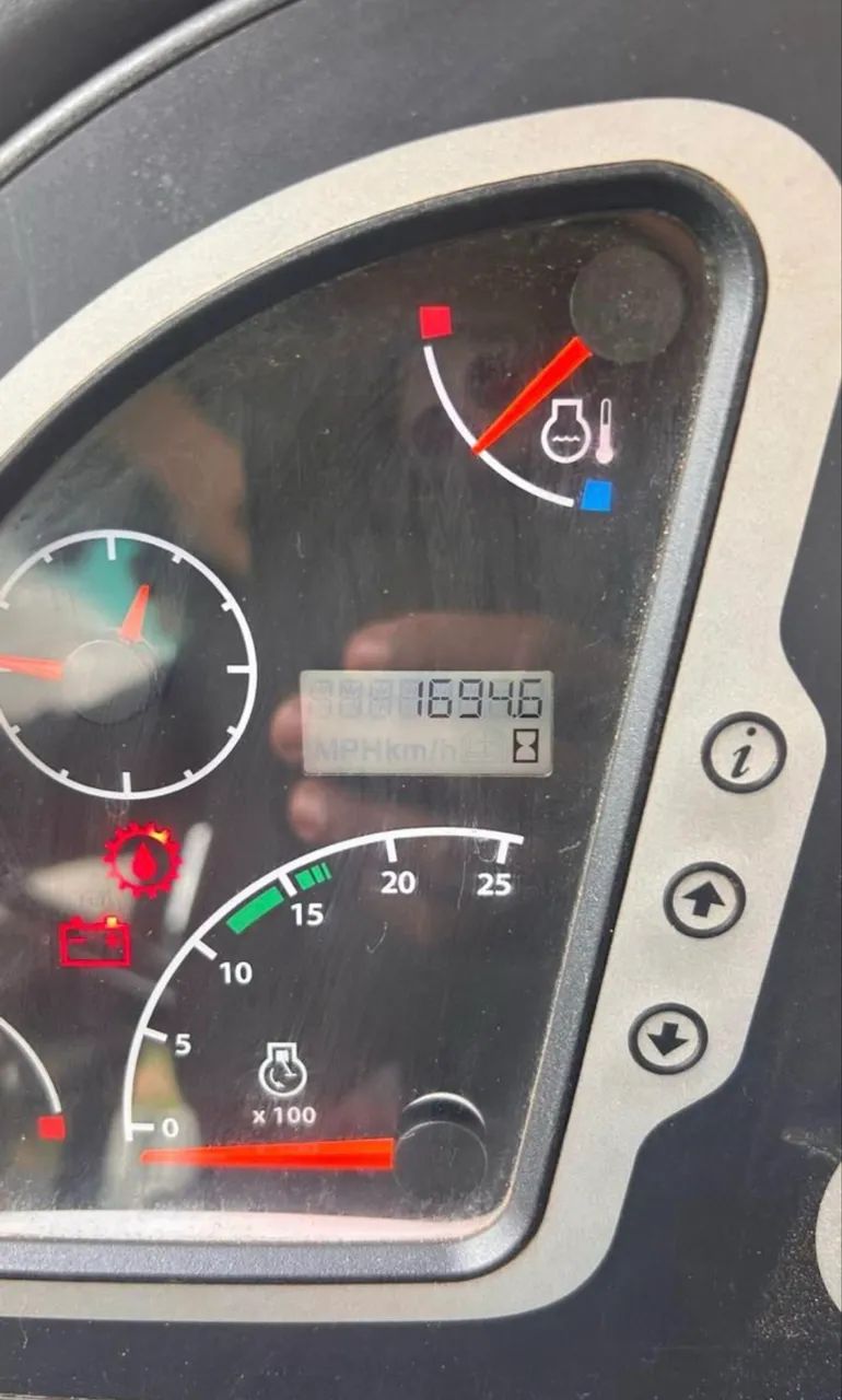 Retroescavadeira JCB 4CX ano 2022, 4x4, com 1.700 horas, ar condicionado, em MG - Foto 5