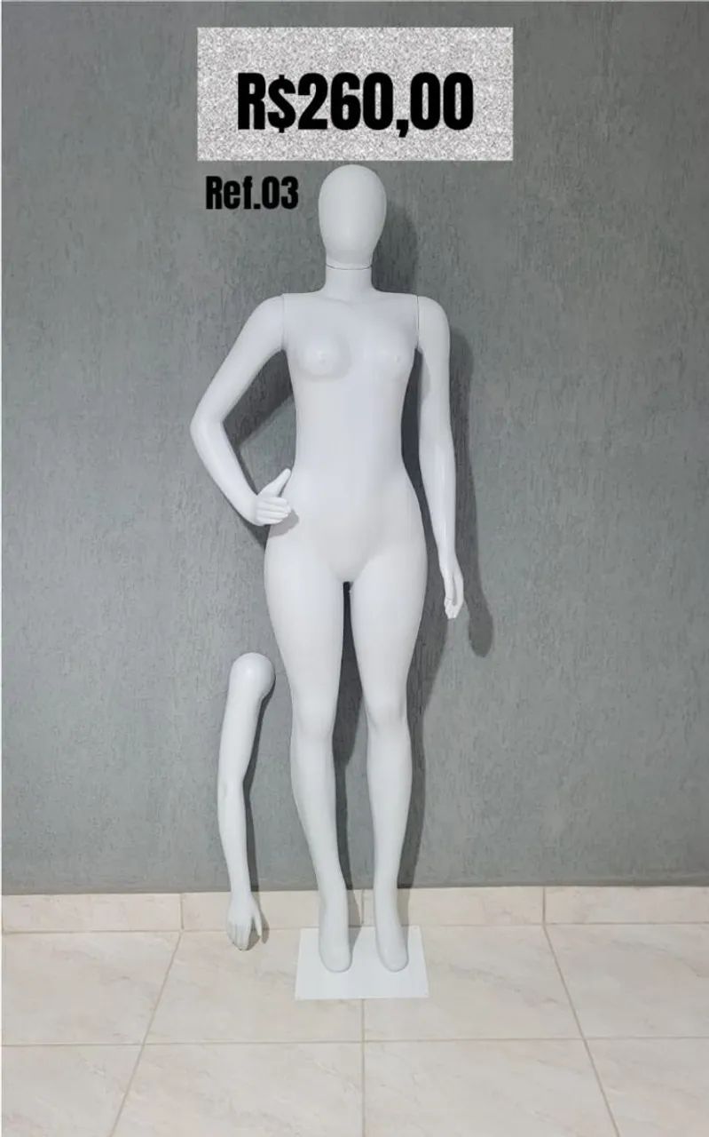 Manequim feminino com braço extra
