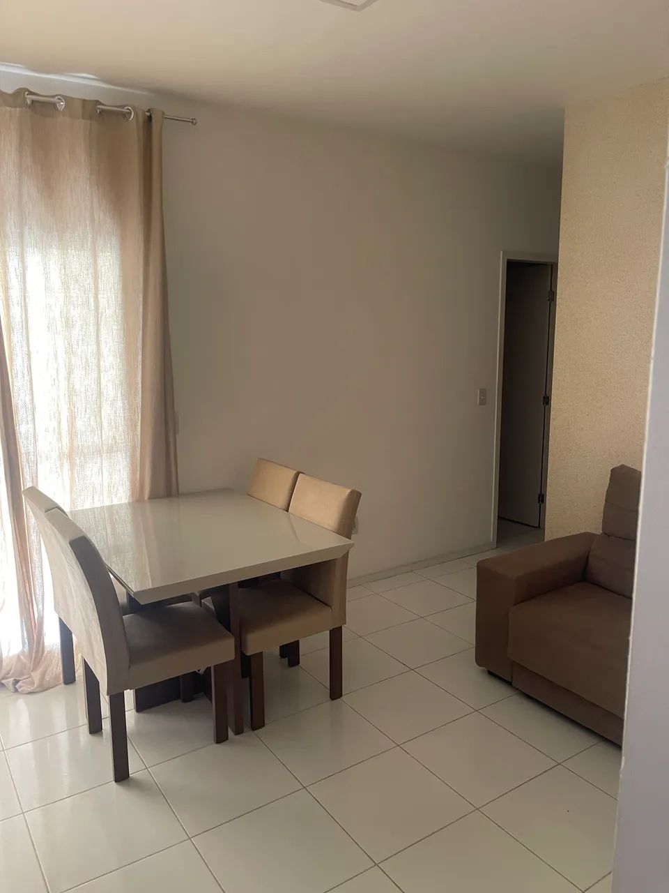 Mesa de jantar - 4 cadeiras 
