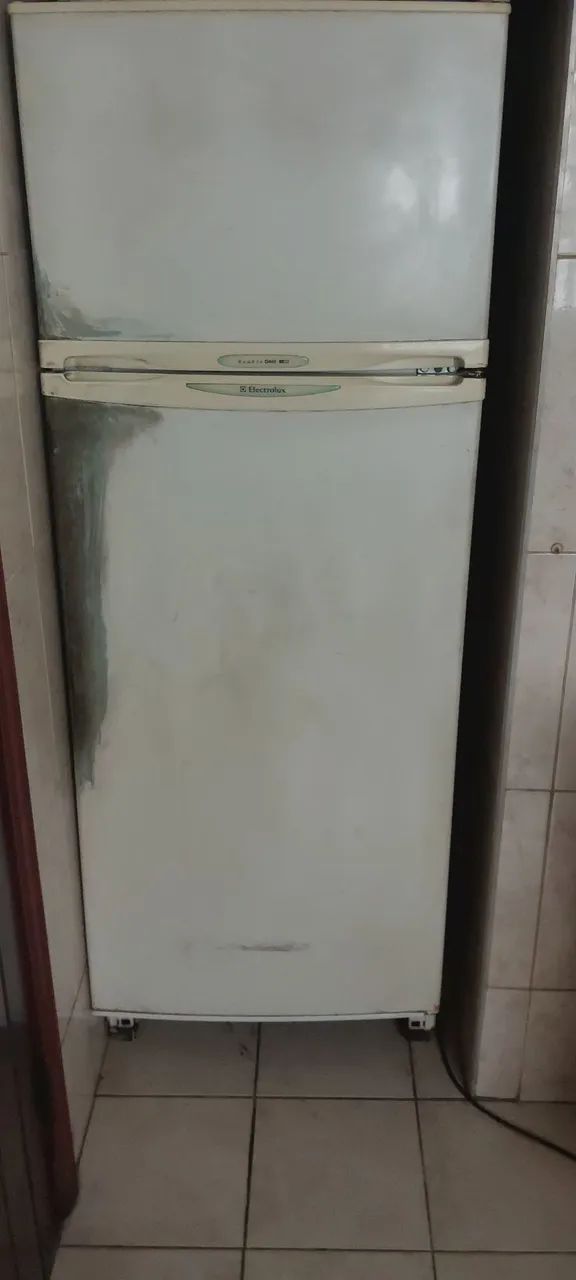 Geladeira electrolux D400