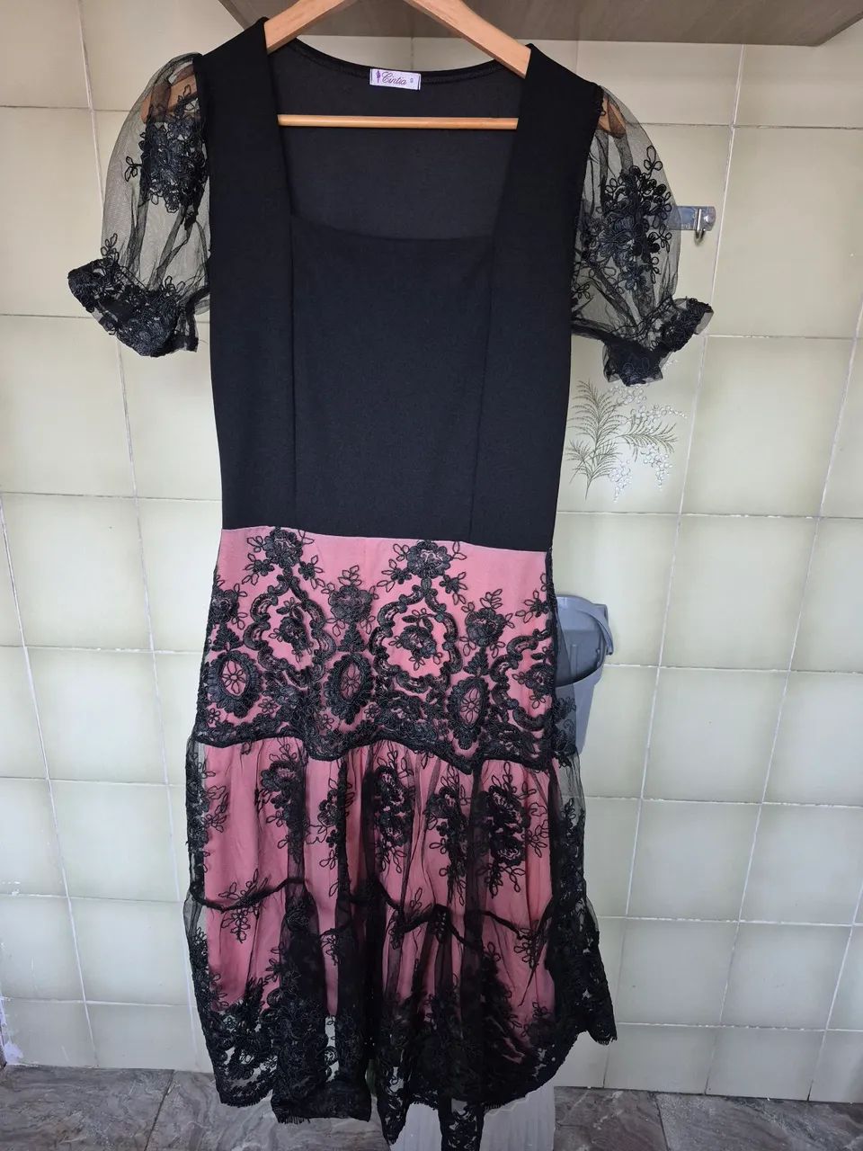 Lindo vestido rendado em tuli