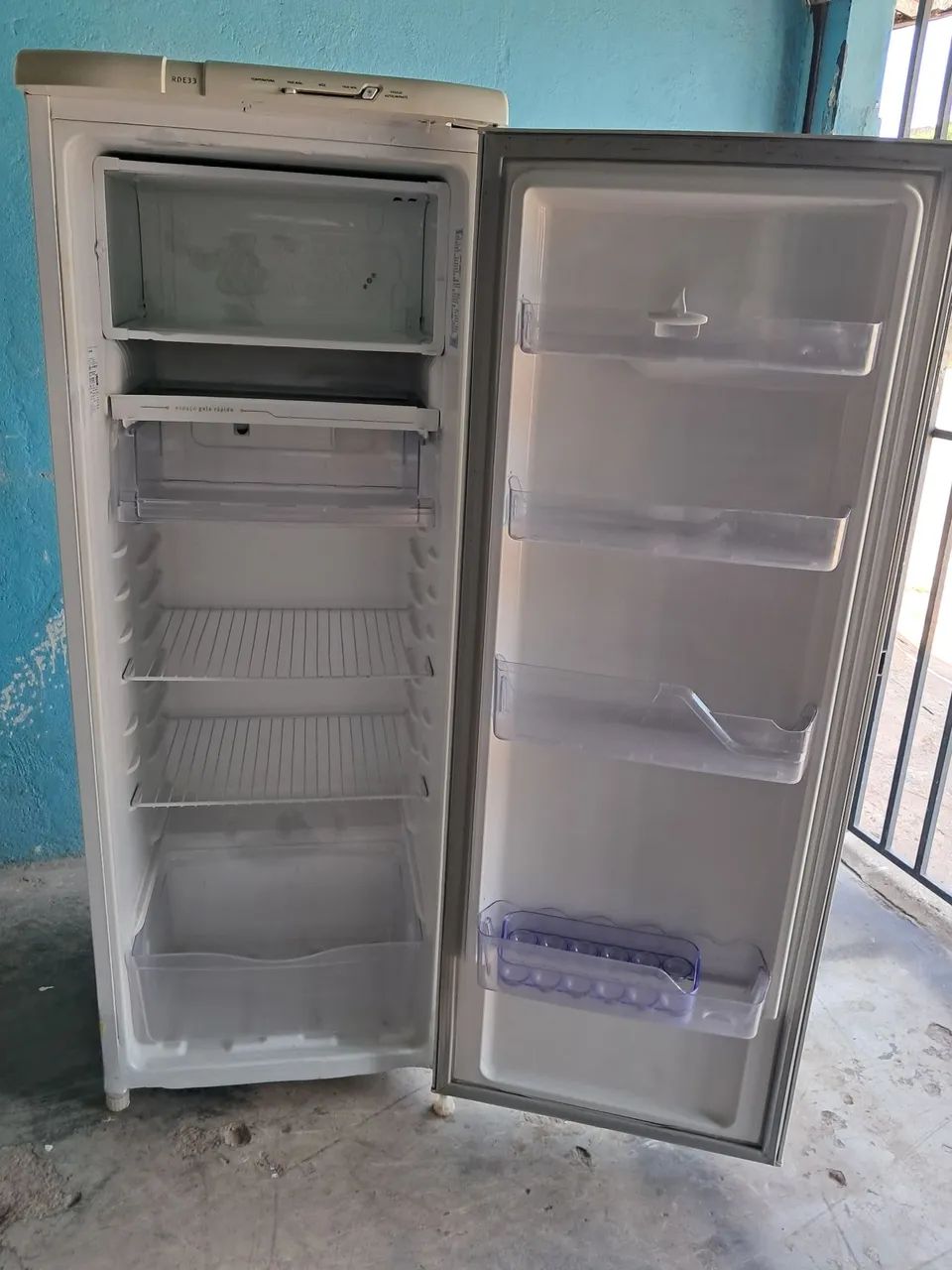 Vende-se essa geladeira simples! - Foto 2