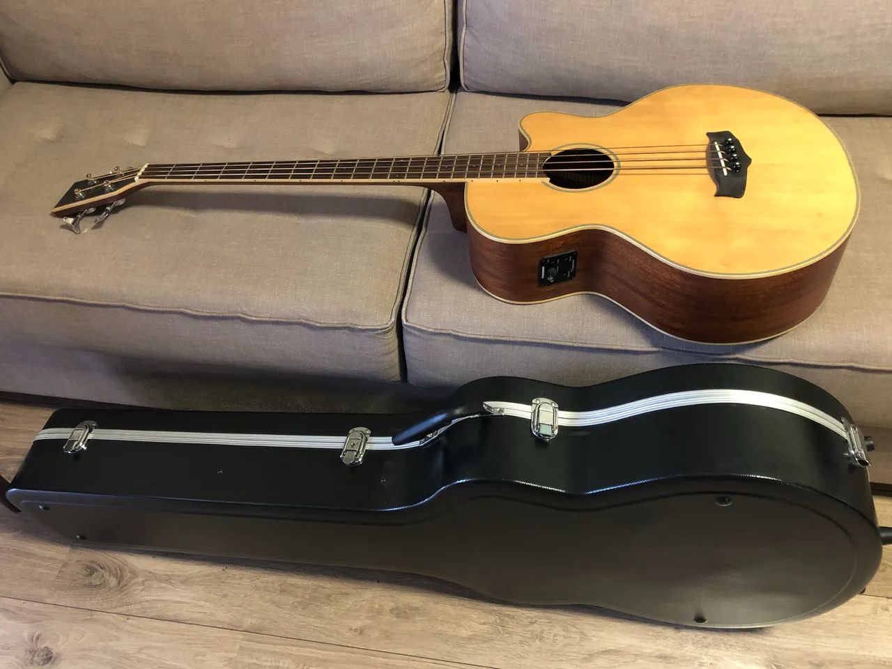 Baixolão Tanglewood com Case