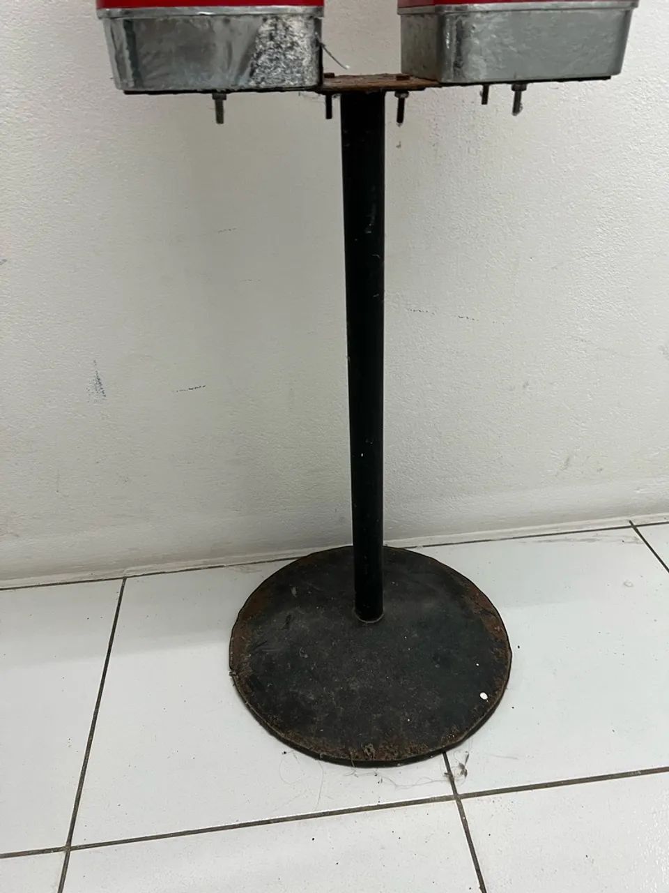 Dupla de Máquinas Vending Machine Bolinha / Guloseimas com Base (Para Reformar) - Foto 4