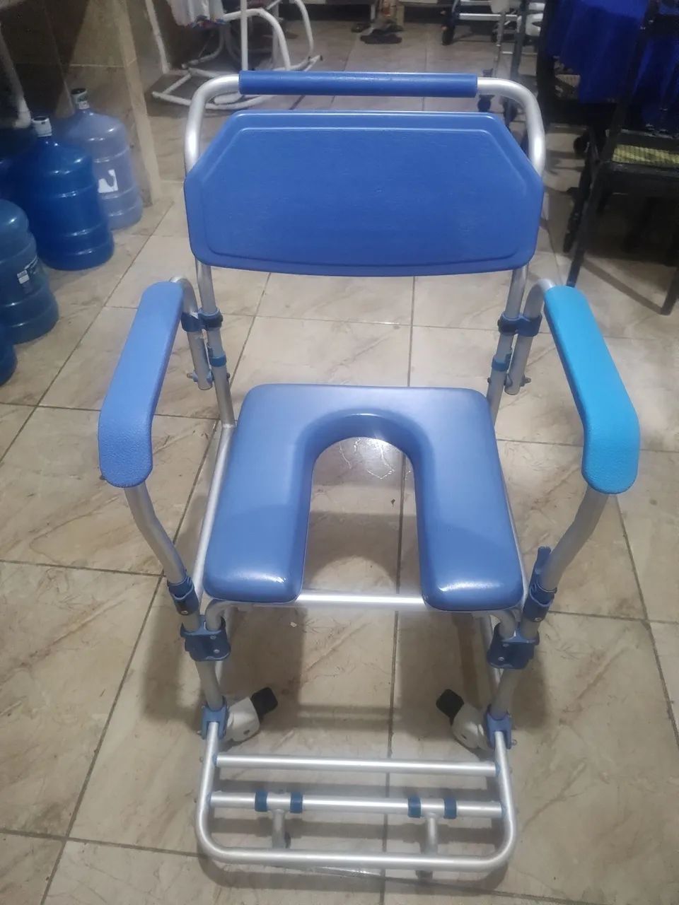 Vende-se cadeira de rodas para banho 