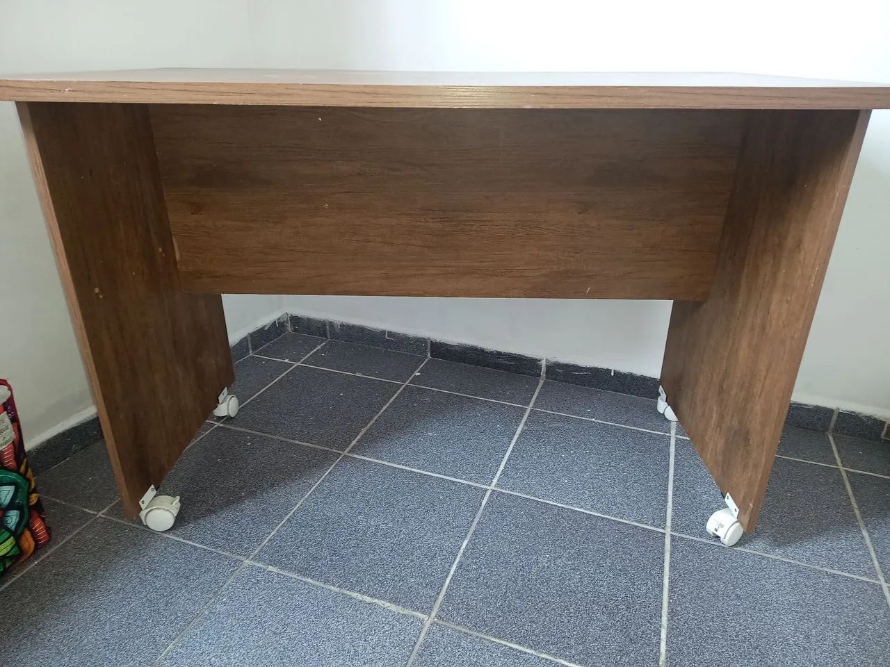 Mesa e cadeiras de escritório  - Foto 2