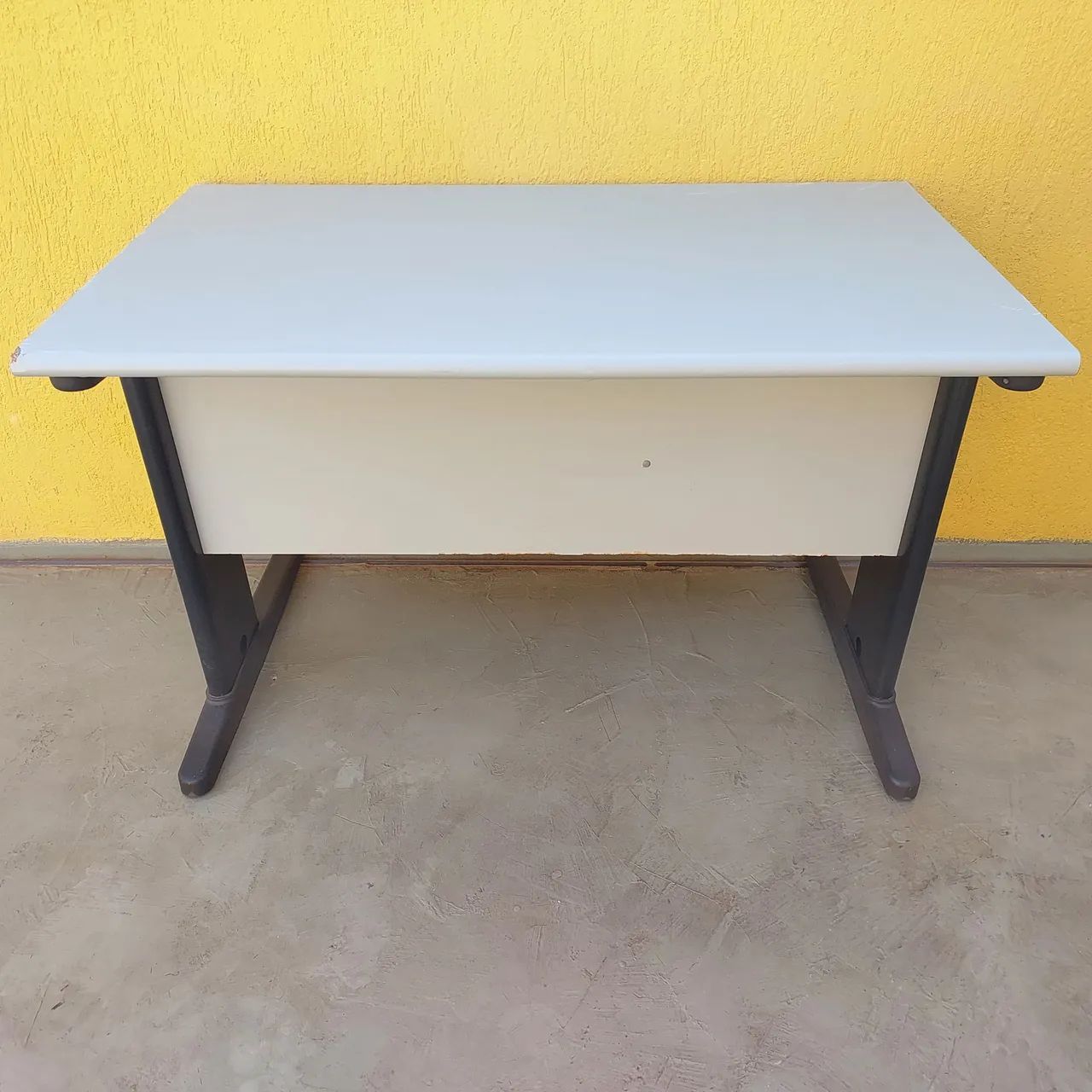 Mesa escritório com gavetas - Foto 4
