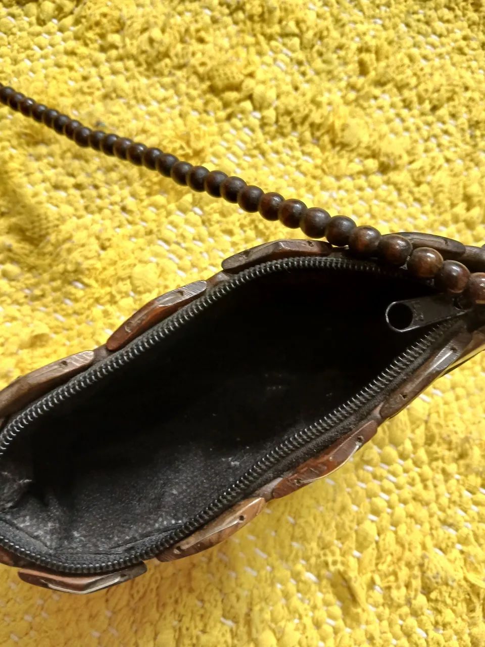 Vendo bolsinha de ombro de  madeiras - Foto 5