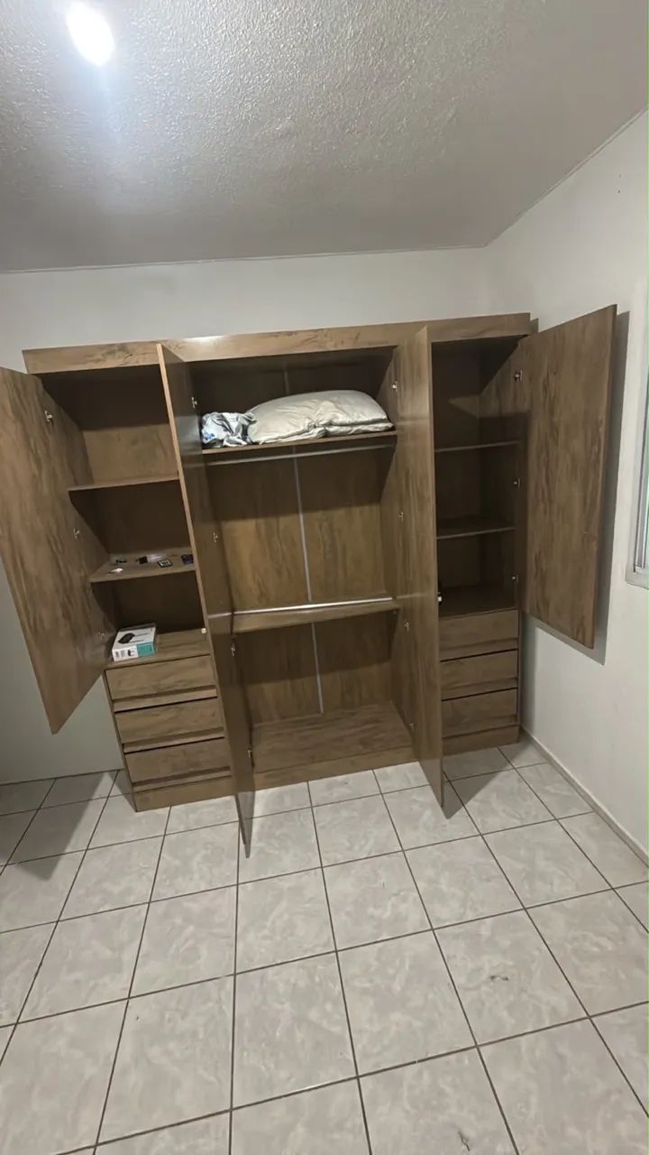 GUARDA ROUPA NOVO EM BOM ESTADO!!! 