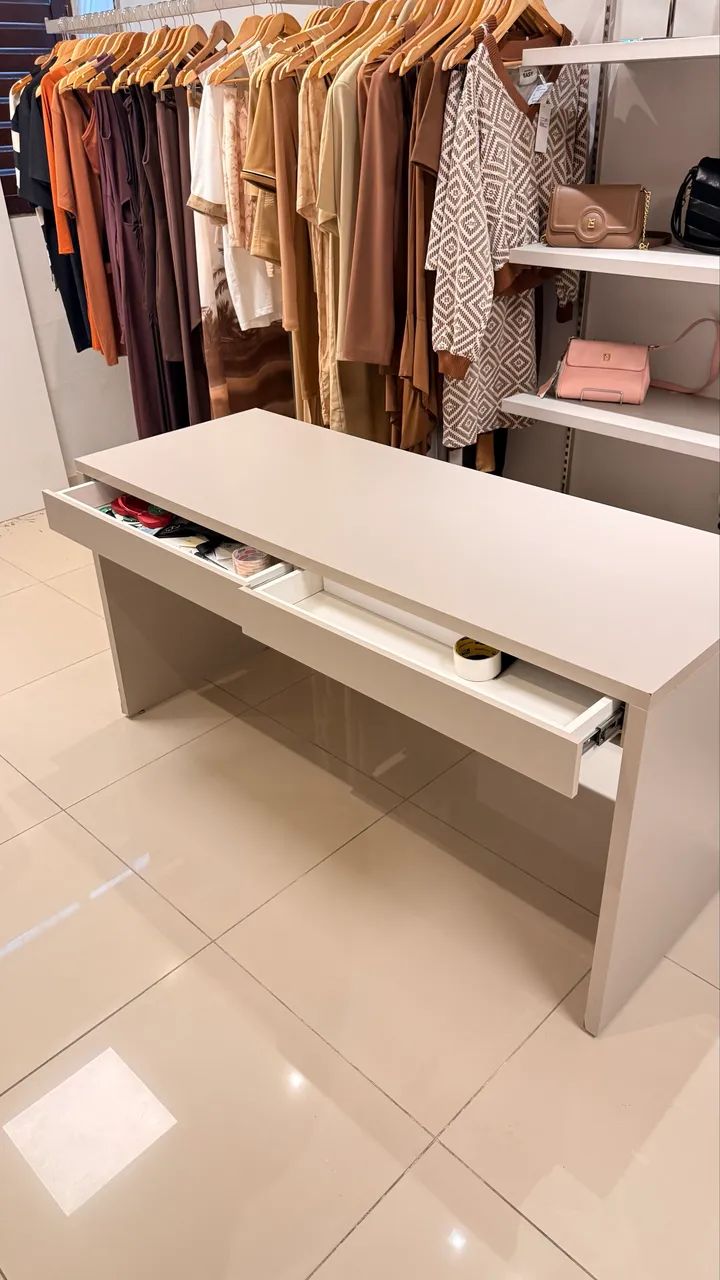 VENDO 2 MESAS DE ESCRITÓRIO COM GAVETAS - R$ 150,00 CADA  - Foto 4