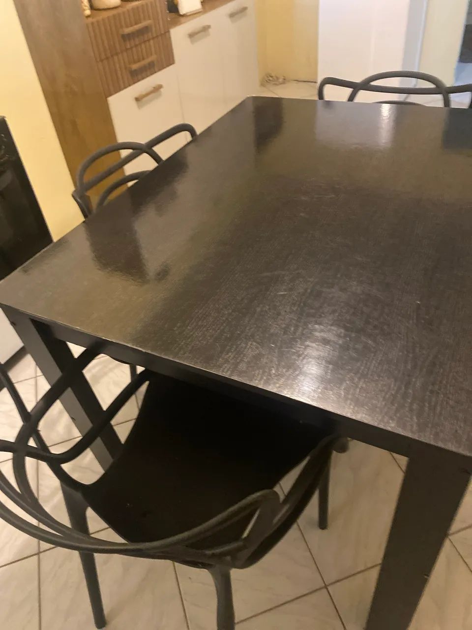 Vende-se mesa com 4 cadeiras em ótimo estado  - Foto 2