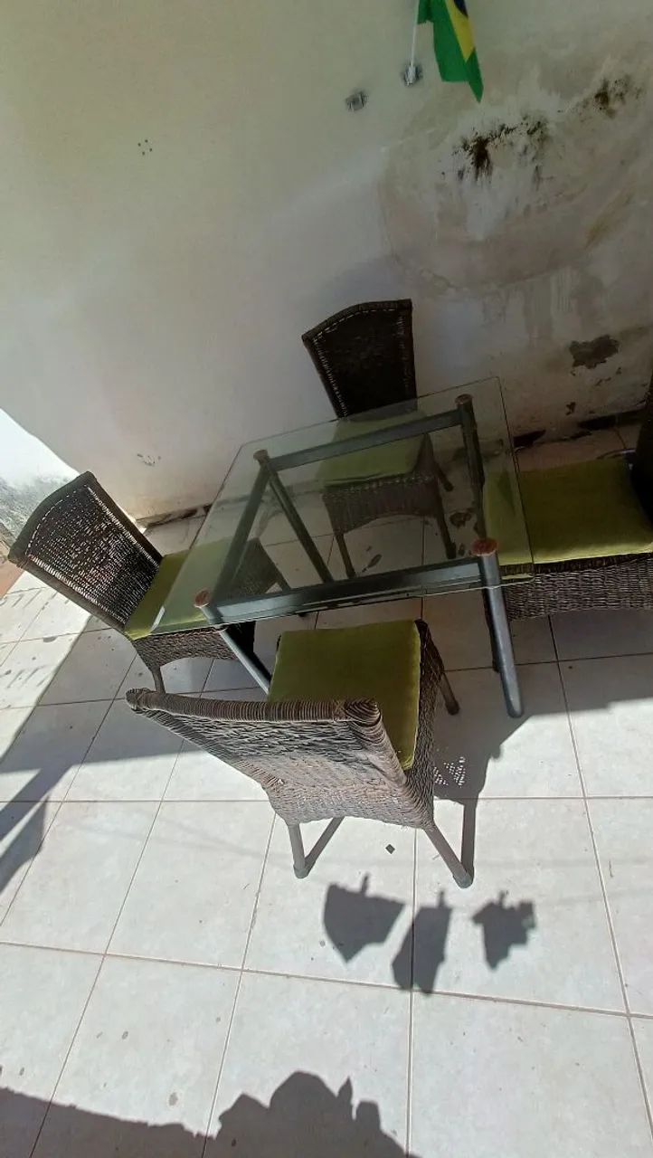 Mesa de vidro com 4 cadeiras.  - Foto 2
