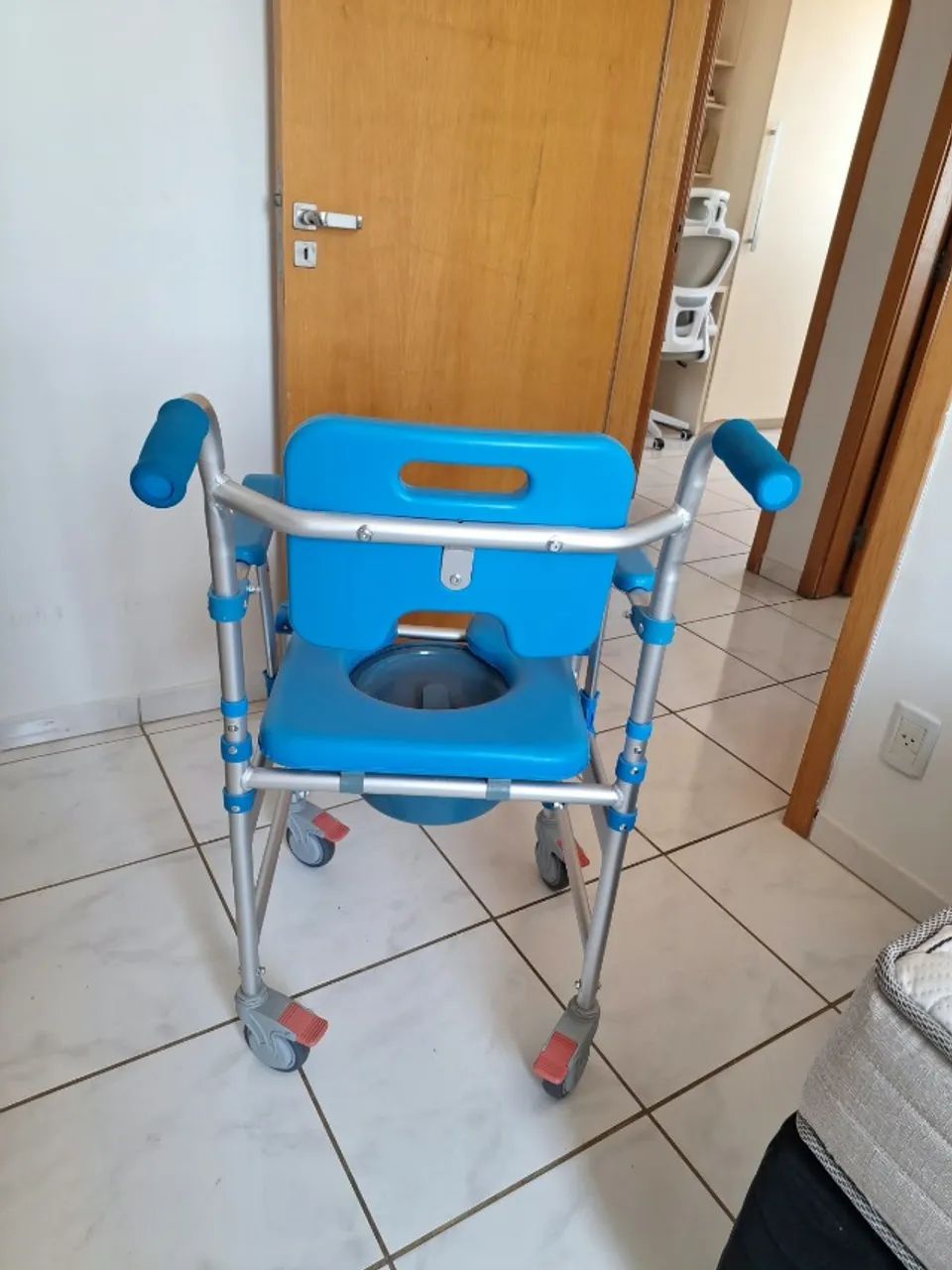 Cadeira de banho e higiene com rodas - Foto 2