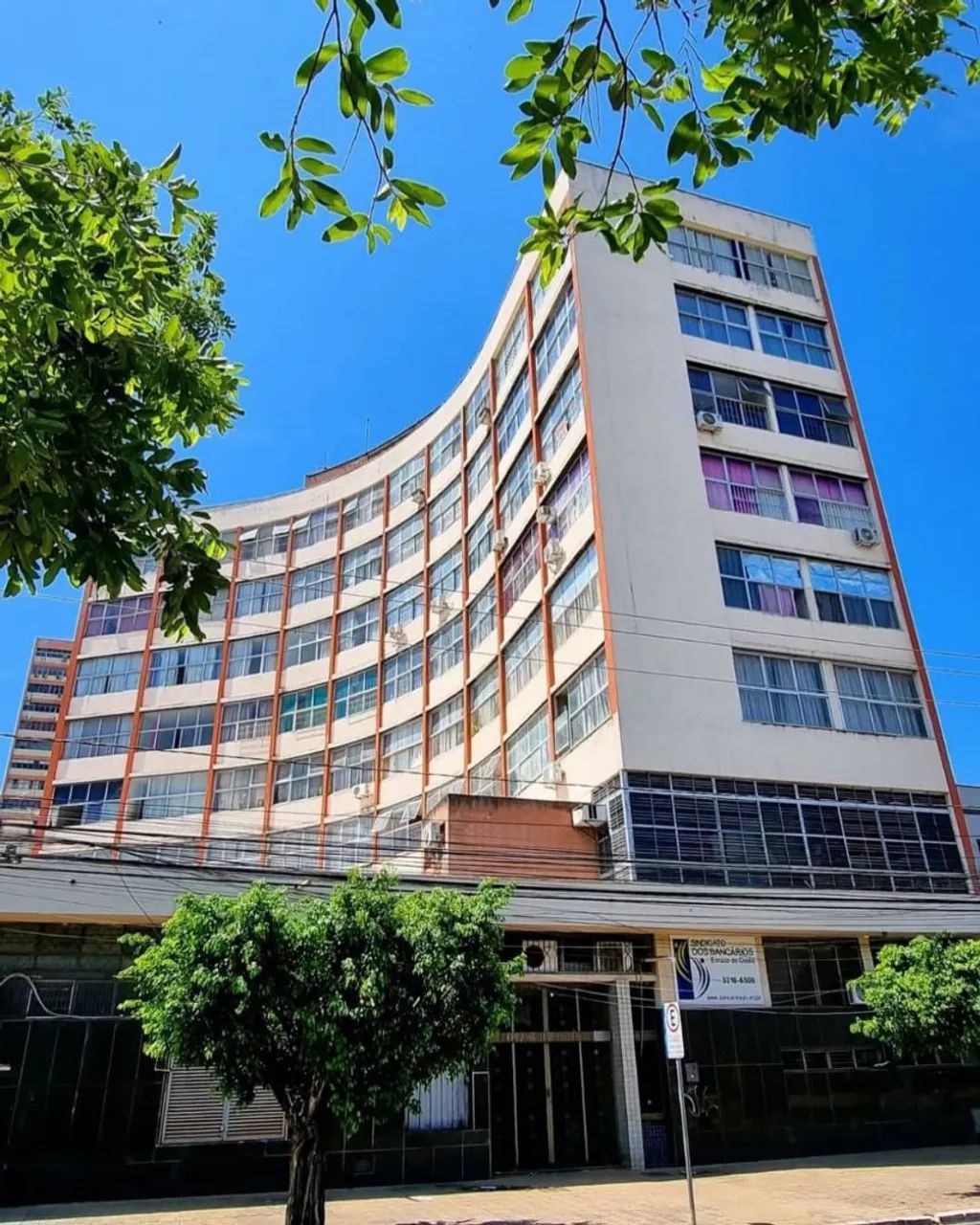 Vendo apê 2 quartos, suite, na rua 4, centro.