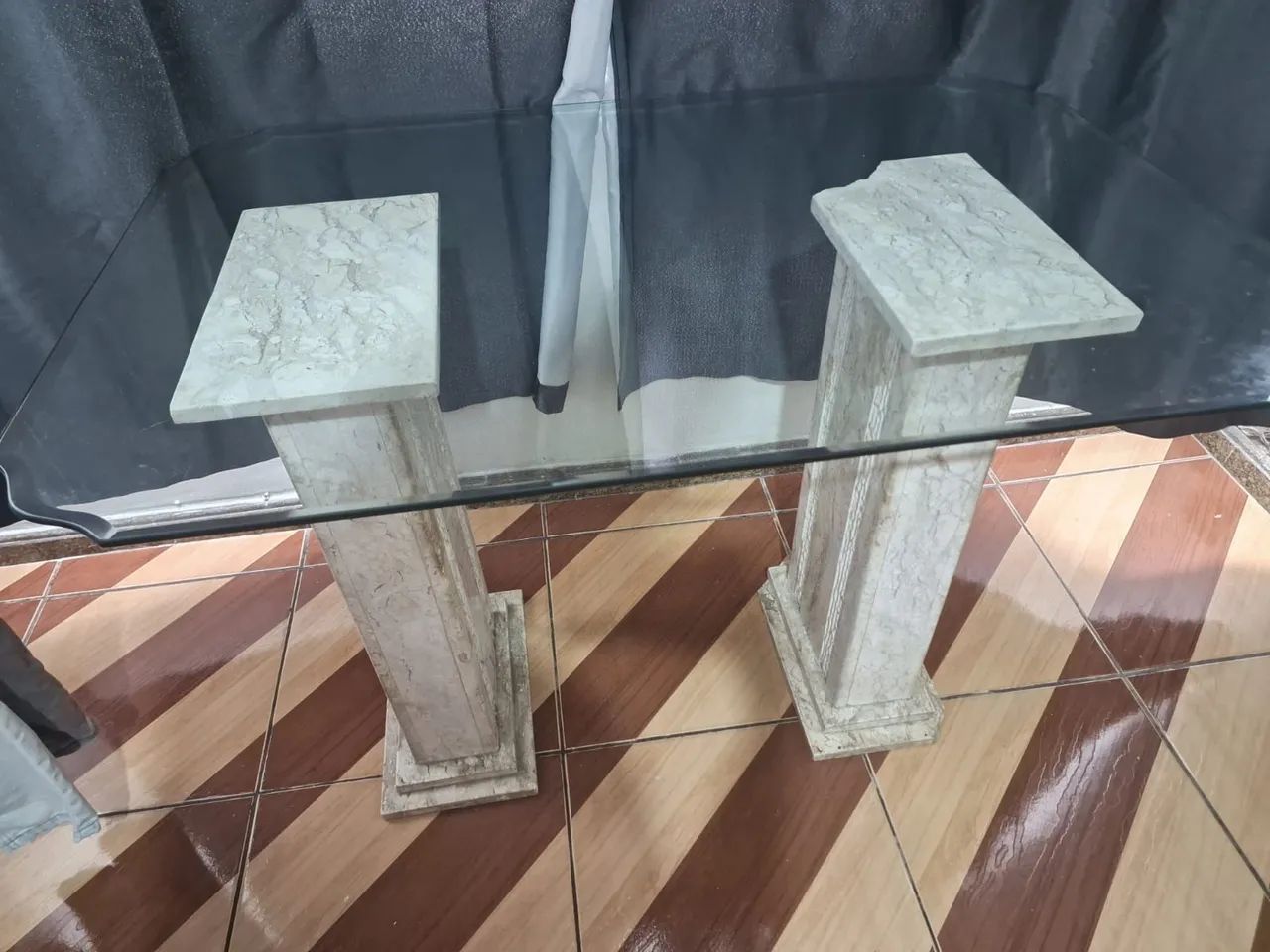Vendo mesa de mármore com tampo de vidro. - Foto 5