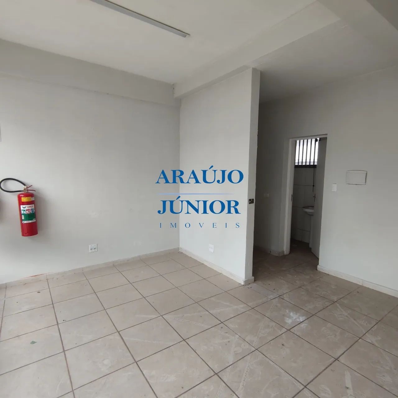 Sala Comercial no centro! Para Locação! - Foto 4