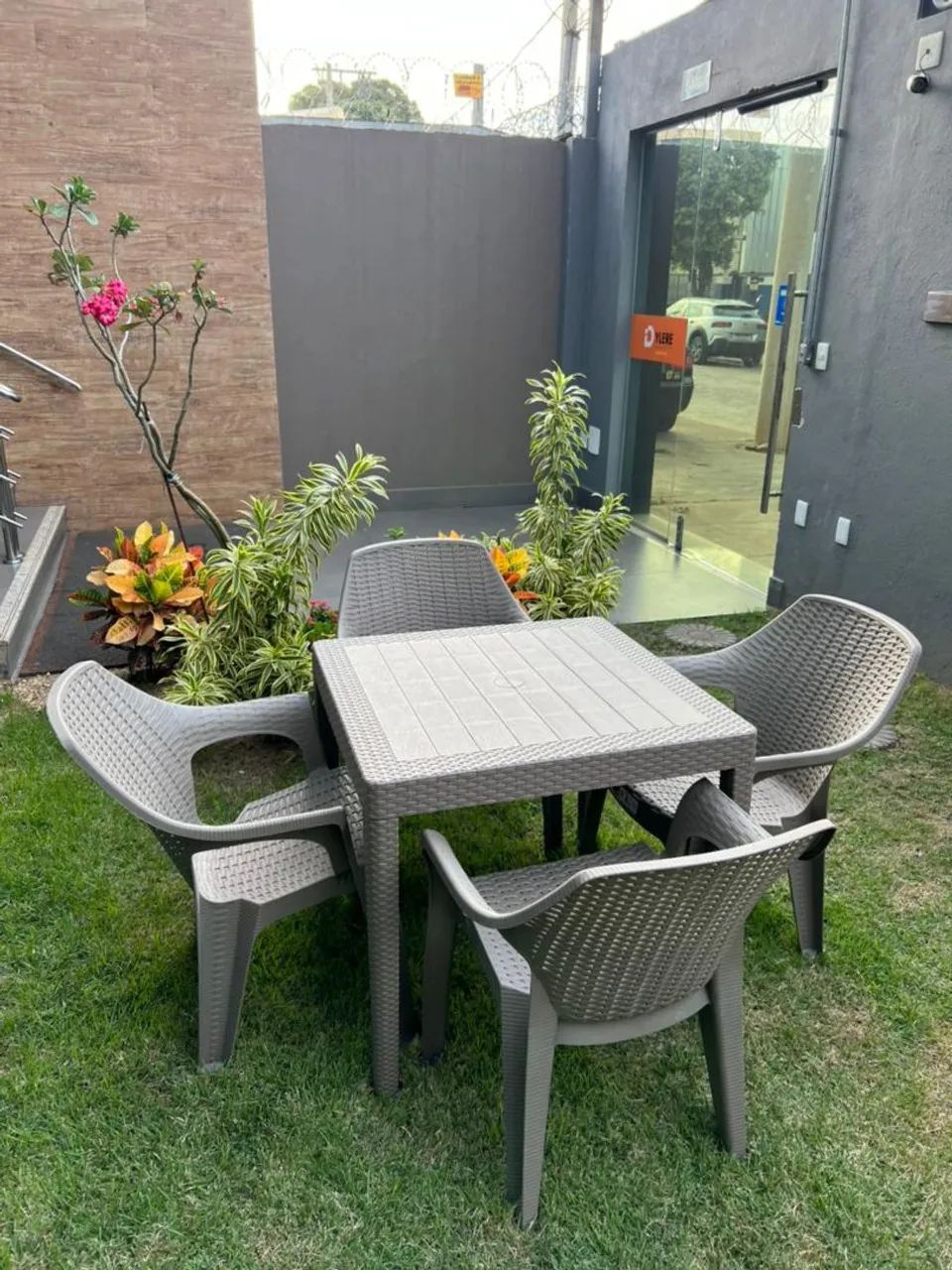 CONJUNTO DE MESA + 4 CADEIRAS<br>Conforto, beleza e praticidade para o seu espaço!