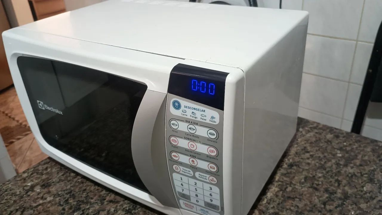 Vende-se um microondas Eletrolux 20 litros  - Foto 3