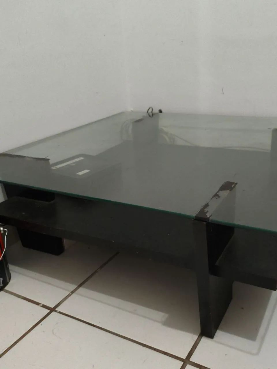 Mesa de centro madeira maciça com tampo de vidro - Foto 3