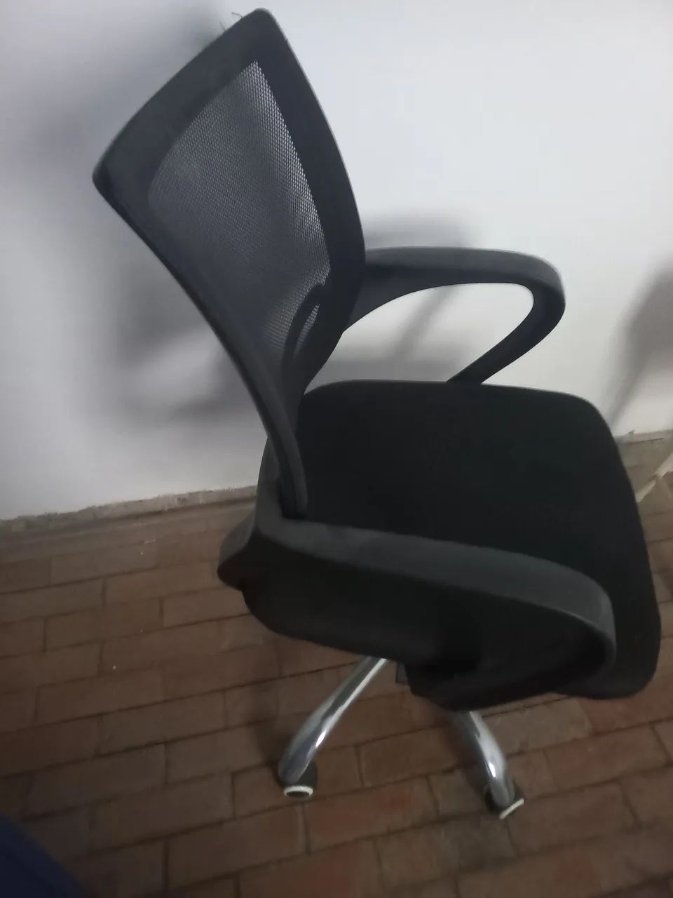 caseira de escritório com rodinhas e apoio.de braços - Foto 2