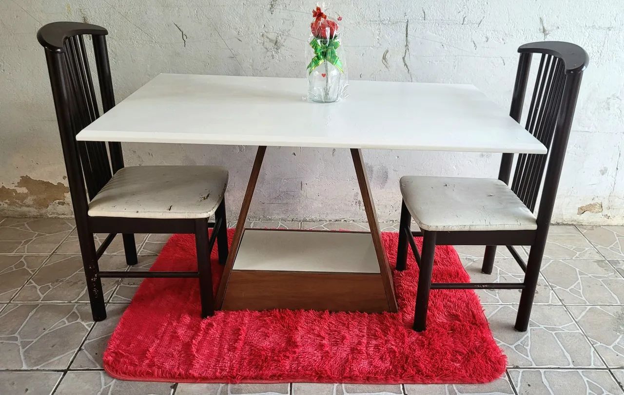Mesa com 2 cadeiras