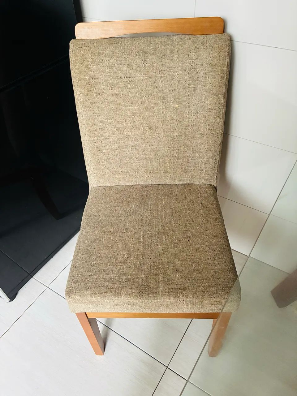 Mesa de vidro com 4 cadeiras estofadas em excelente estado. - Foto 3