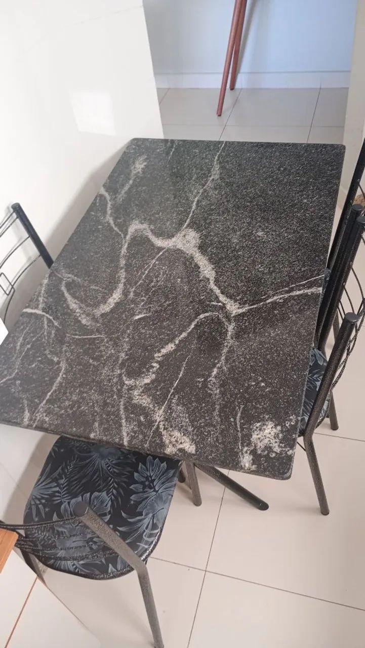 Mesa com tampo de mármore 