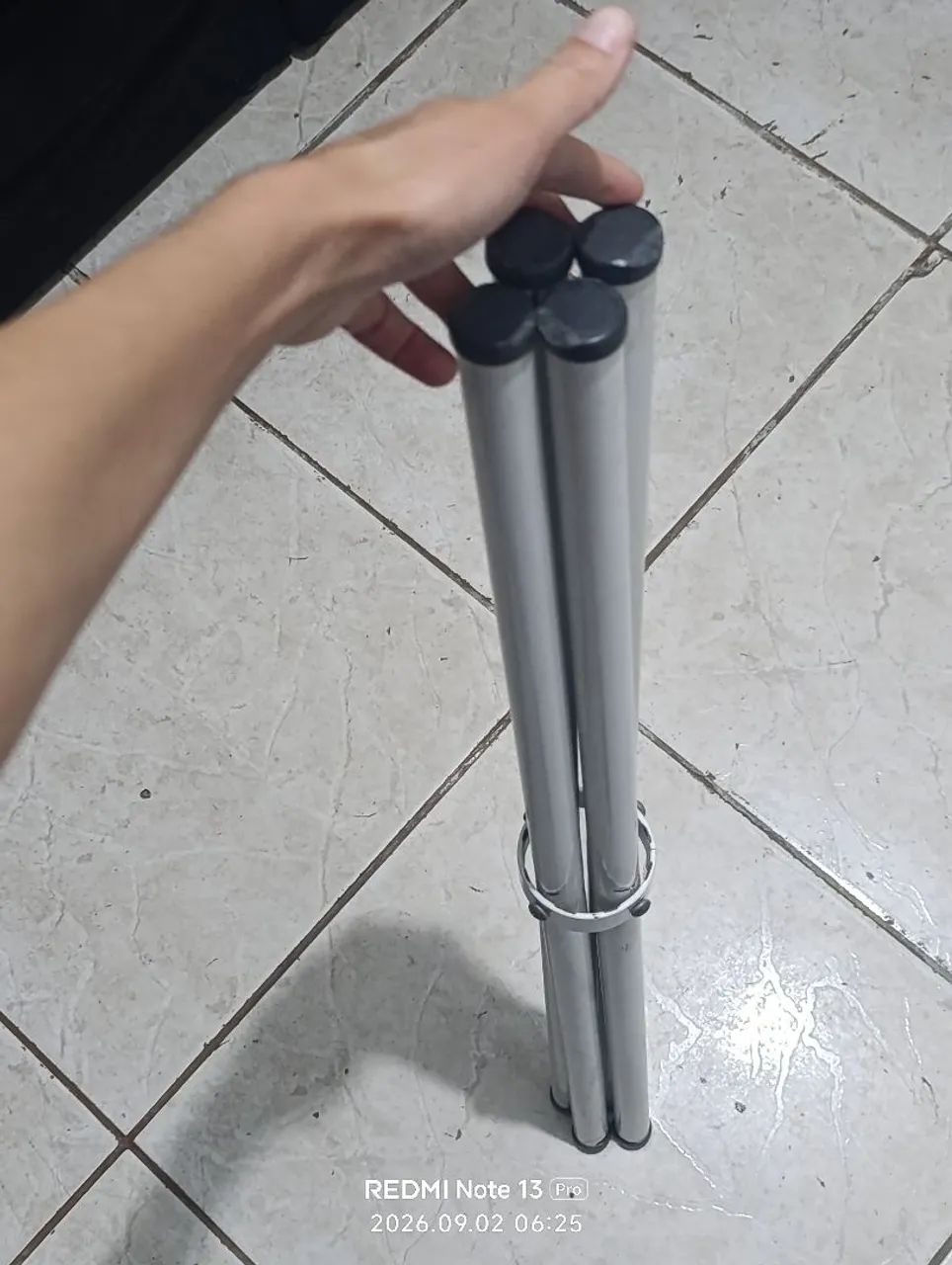 Mesa com tampo de granito e estrutura metálica - Foto 3