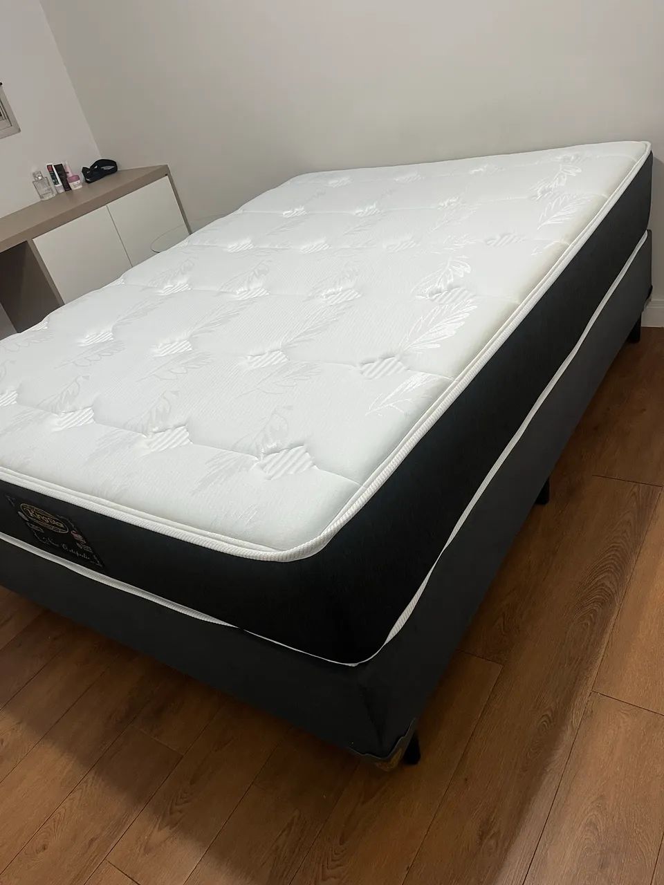 Vende-se cama com colchão ortopédico nova