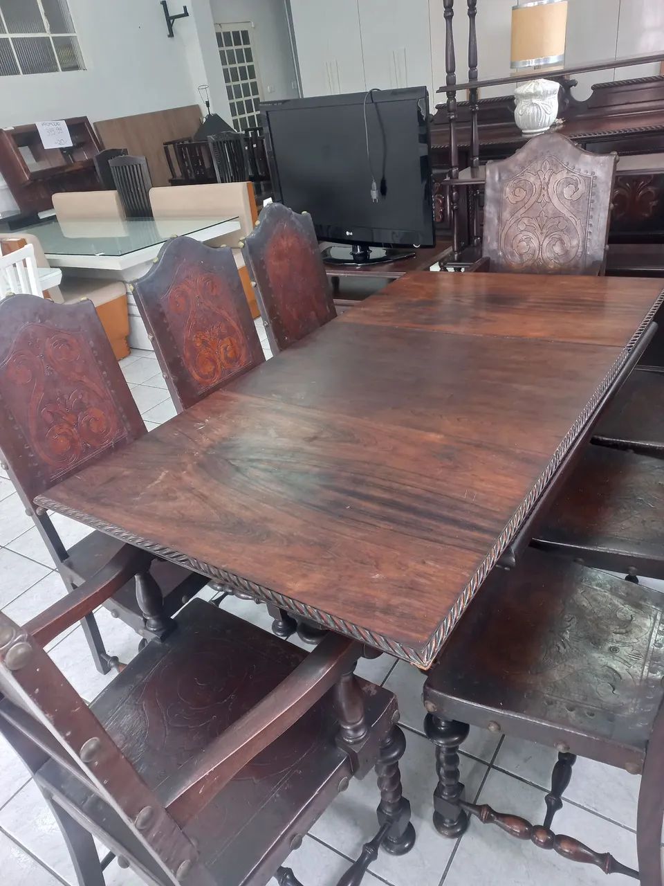 Mesa de madeira maciça c/ 8 cadeiras - Foto 3
