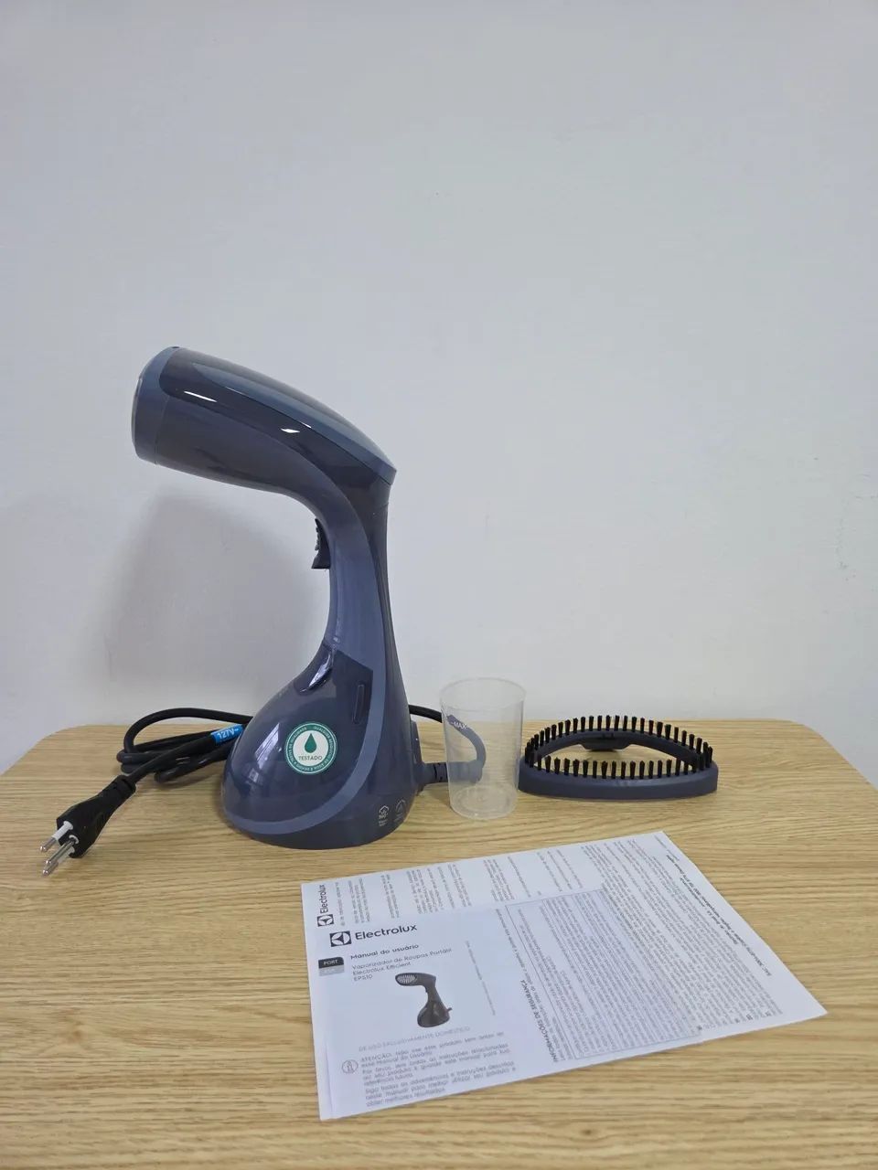 Vaporizador portátil de roupas novo da Electrolux vapor contínuo vertical 127v 1200w - Foto 4