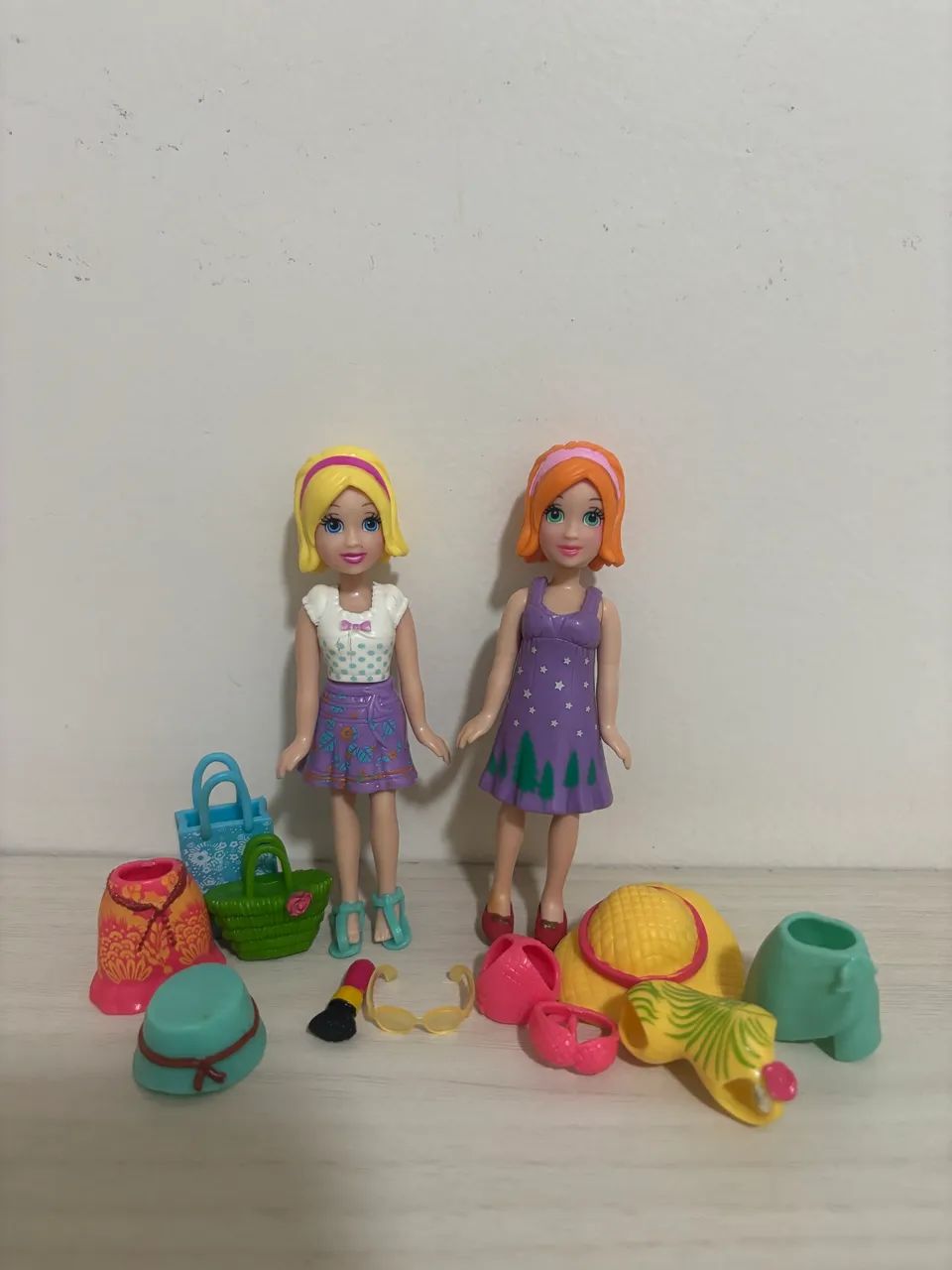 Kit 2 Pollys + roupas