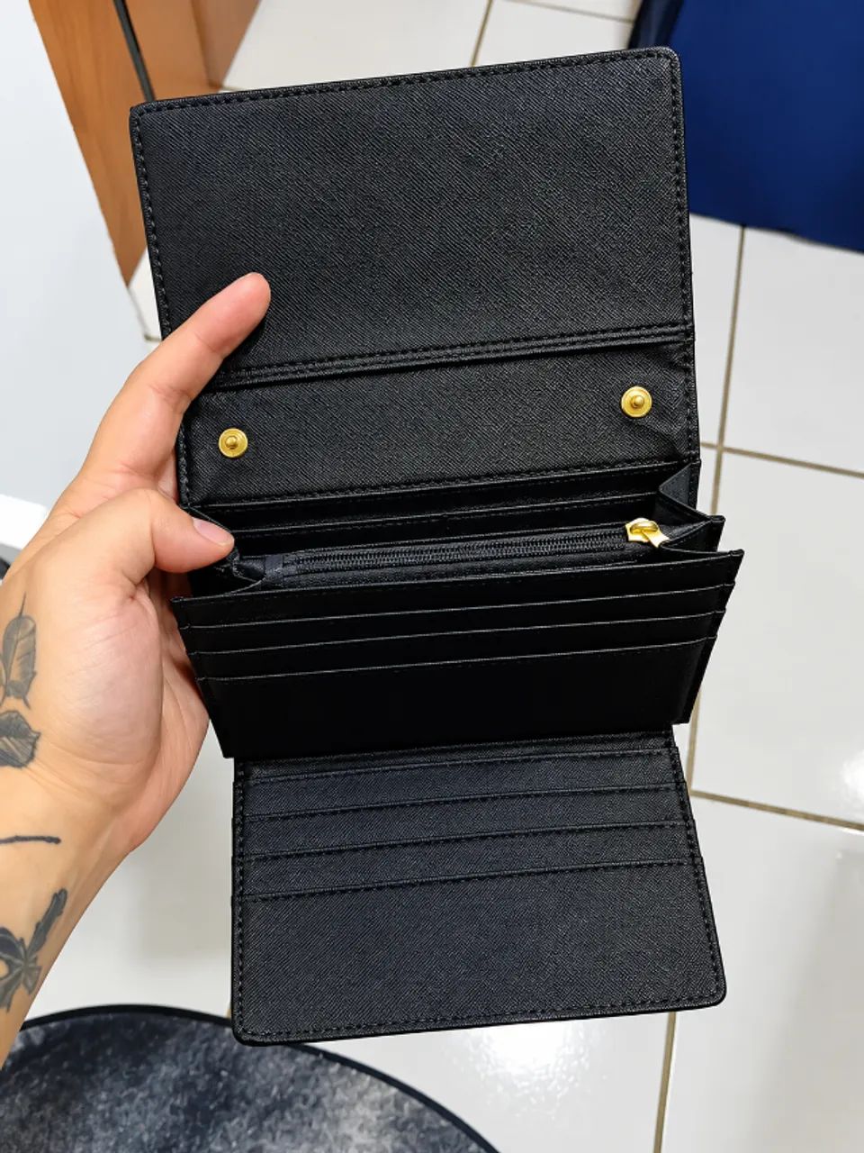 ? Bolsa Feminina Preta Matelassê com Alça Transversal - Foto 2