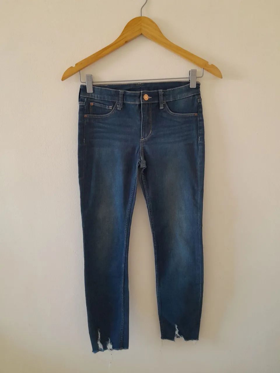 Calça jeans infantil e blusa. 