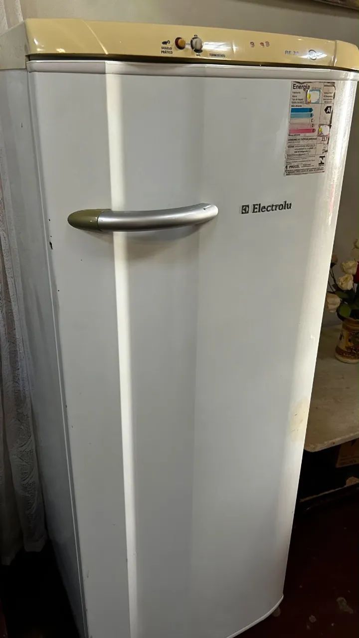 Geladeira Electrolux 240 litros