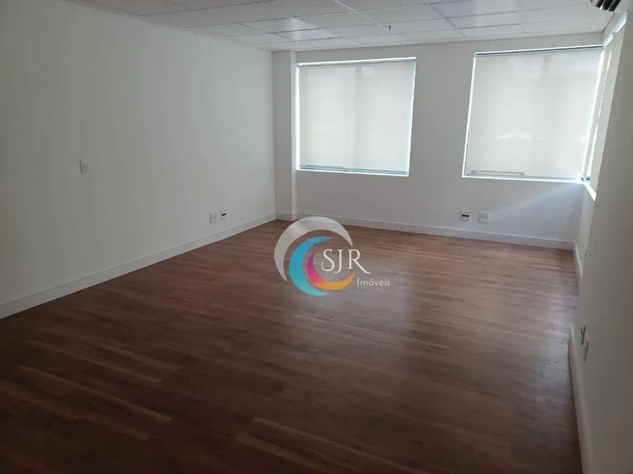 Conjunto comercial de 310 m² com 6 vagas