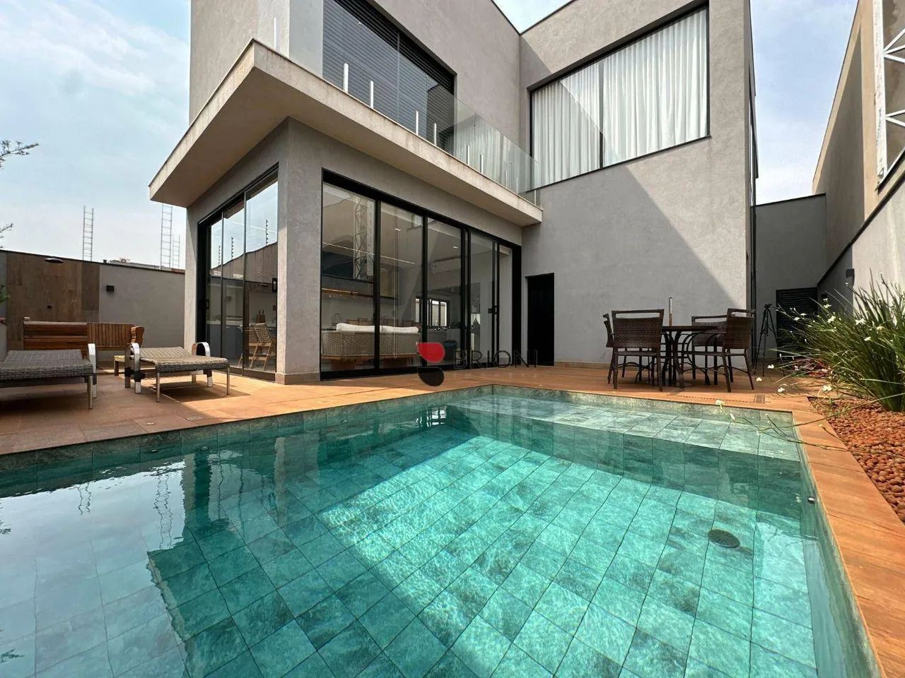 Casa sobrado alto padrão com 270m², 4 quartos/suítes à venda no Condomínio Vivendas da Mat