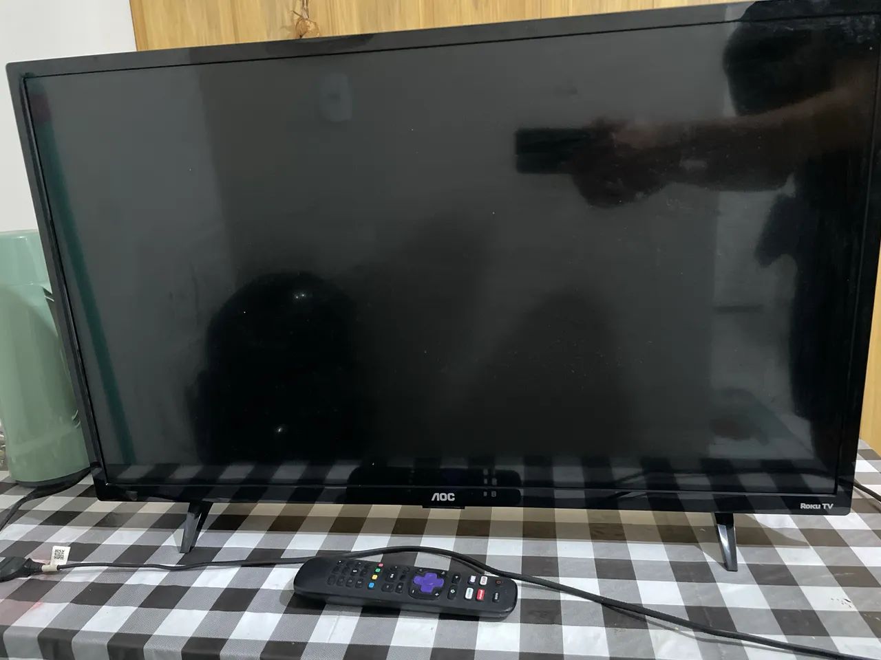 TV SMART ROKU 32 POLEGADAS , COM DEFEITO NA TELA. Acompanha controle. - Foto 2