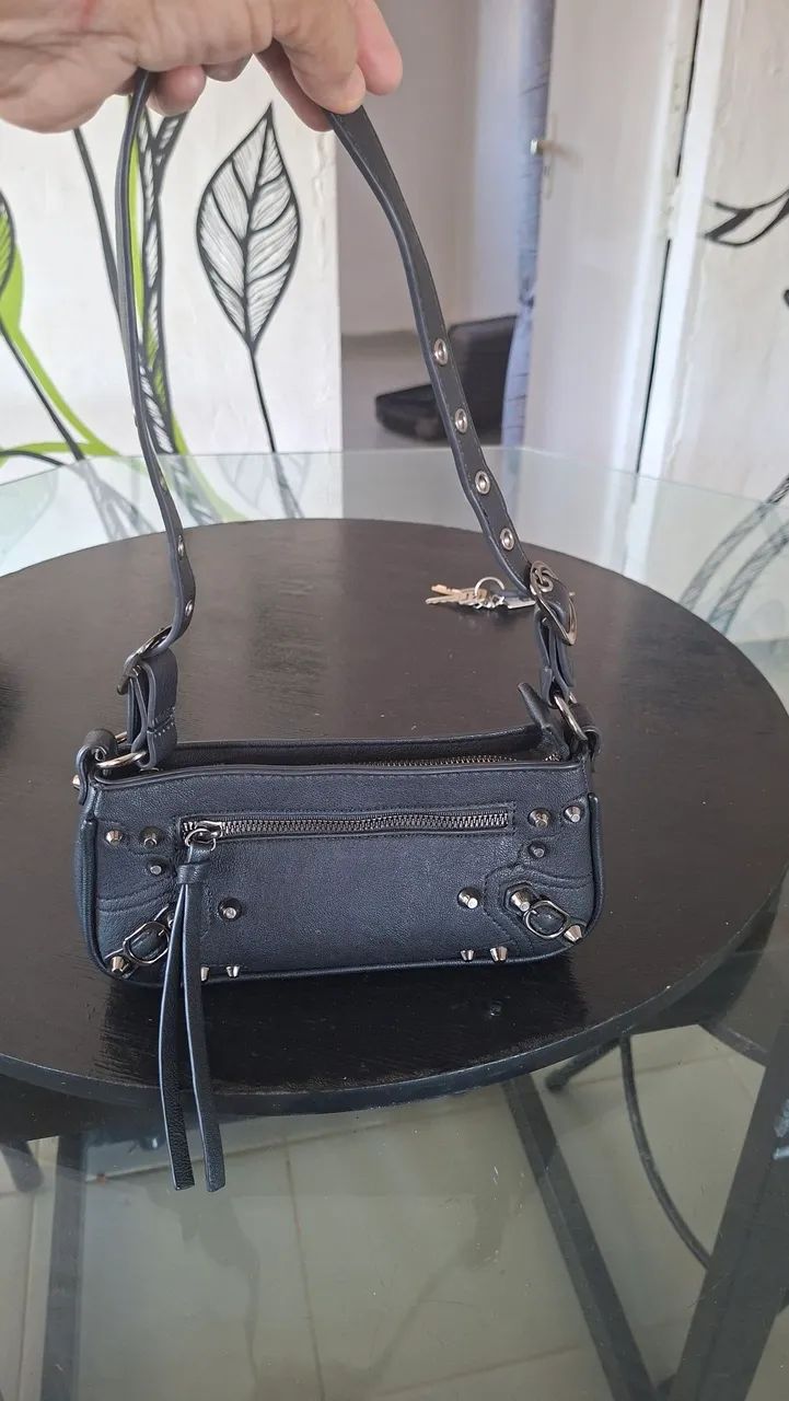 Vende se algumas bolsas feminina  usada algumas vezes 