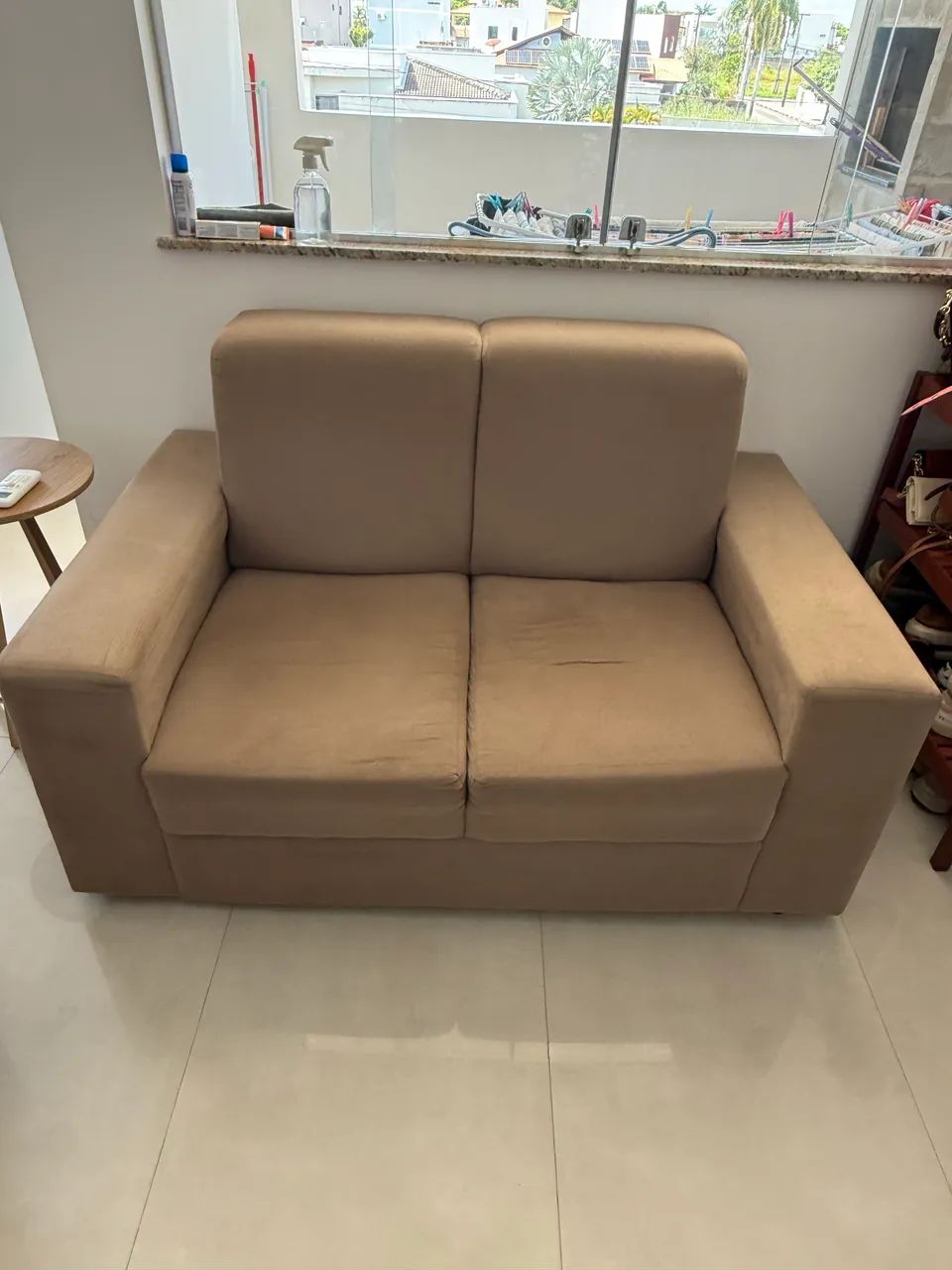 Sofá beje dois lugares 