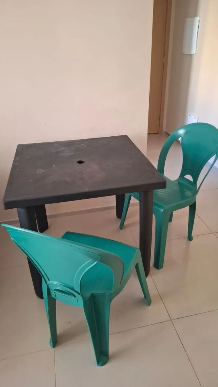 Mesa e cadeiras de plástico